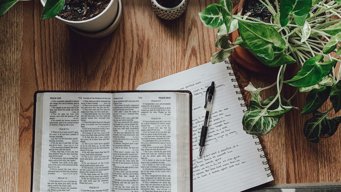 Bibel und Notizbuch auf Tisch